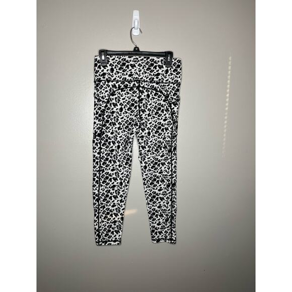 Zyia High Rise Pocket Brilliant 7/8 Snow Leopard White, Black, and Gray Leggings - Picture 3 of 5